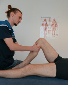 Fysiotherapeut onderzoekt knie van patiënt tijdens behandeling in Eersel